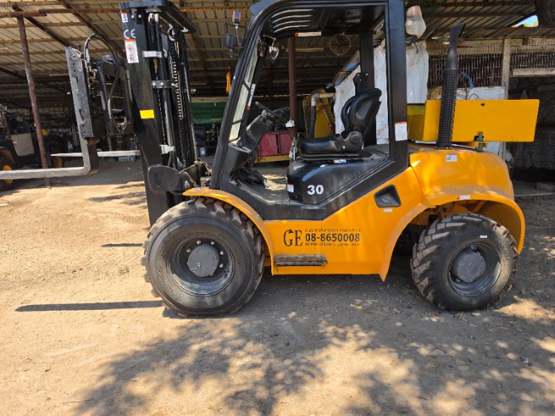 Terrain forklift
