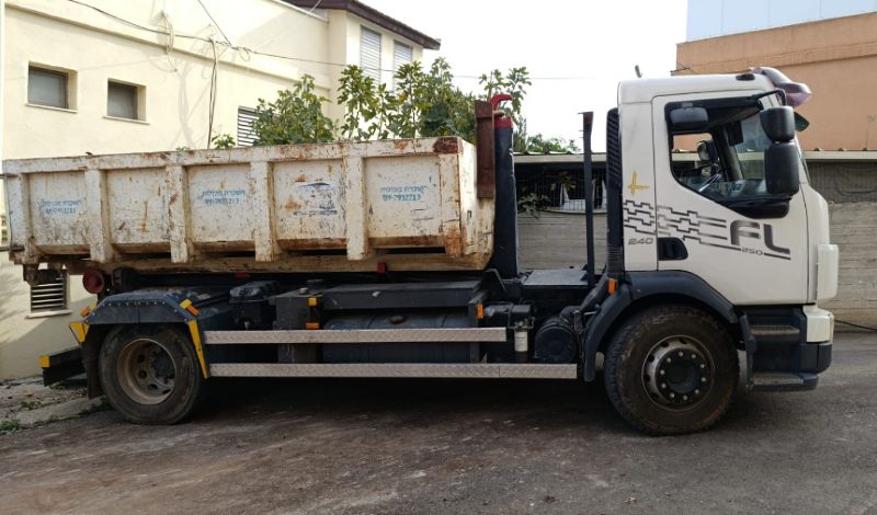 Roll on/off truck