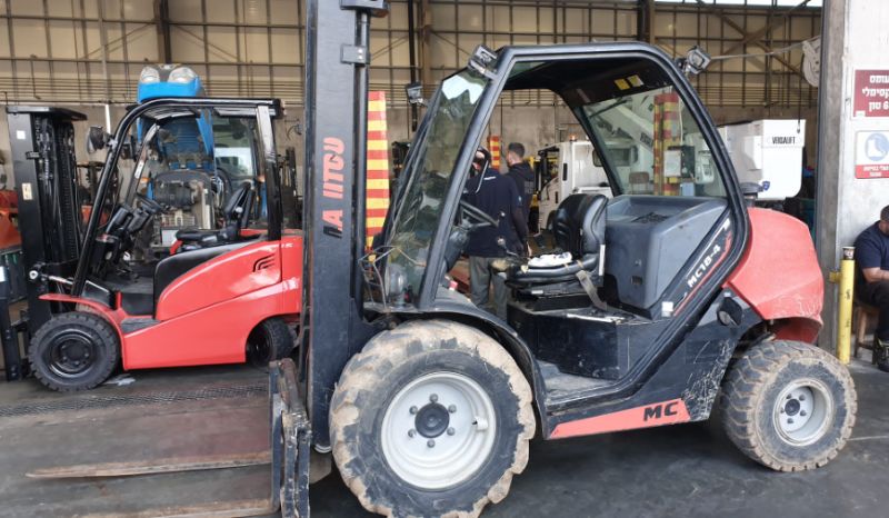 Terrain forklift